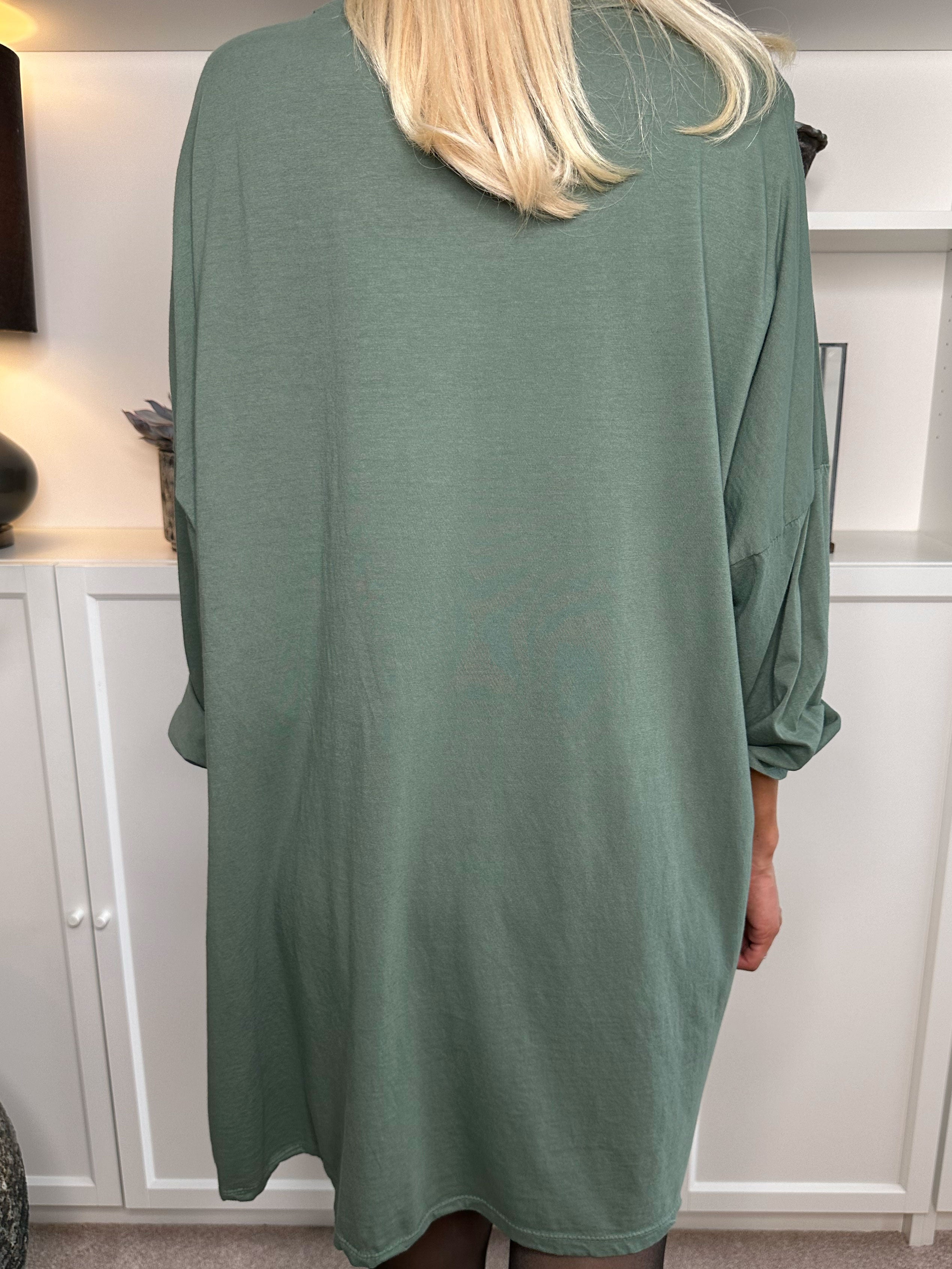 Bree Long Sleeve - Kjole i bomuld med guld tekst foran